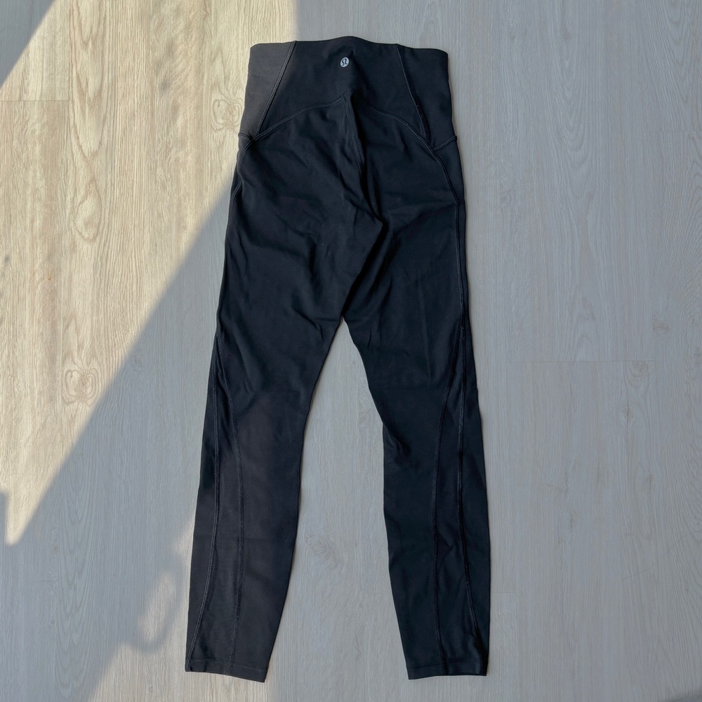 Black Lululemon mesh detail 7/8 leggings - Picture 4 of 5